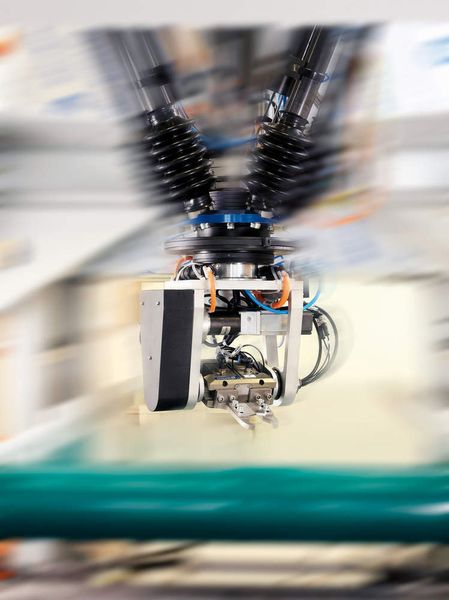 Bild 3: Die schwingungsfreie Parallelkinematik mit dem Greifer garantiert die dynamische und genaue Handhabung von schweren Lasten. Bilder: Faude (Archiv: Vogel Business Media)