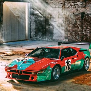 1979: US-Künstler Andy Warhol macht aus einem BMW M1 ein sogenanntes Art Car. Beim 24-Stunden-Rennen von Le Mans 1979 hatte das rollende Kunstwerk seinen ersten und einzigen Renneinsatz. Mit der Startnummer 76 errangen der deutsche Fahrer Manfred Winkelhock sowie die Franzosen Hervé Poulain und Marcel Mignot den sechsten Platz in der Gesamtwertung und den zweiten in ihrer Klasse. (Bild:  Stephan Bauer)