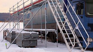 Eisfreigerüst: Die Vorrichtung ist die erste Wahl für das schnelle, sichere Freiräumen der Lkw-Dächer von Eis und Schnee. (Krause-Werk)