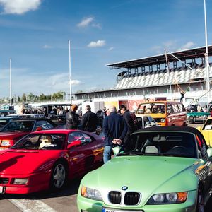 Am Samstag herrschte nahezu perfektes Oktoberwetter, was sich dann am Sonntag leider änderte. Dennoch kamen auch hier nocht rund 1.000 Besucher an den Lausitzring.(Bild:  DEKRA / Christian Storch)