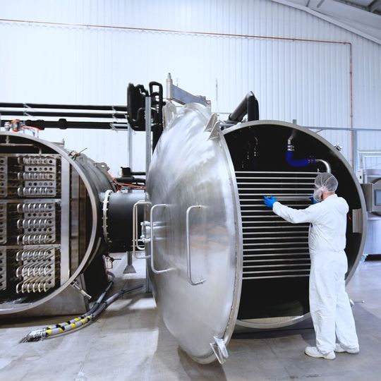 Mitarbeiter von Biocatalysts bei der Bestückung der neuen Großanlage zur Gefriertrocknung in Cardiff(Bild:  Biocatalysts)