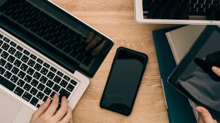 Um mobil arbeiten zu können, benötigt man den passenden Mobilfunktarif. (© naka - stock.adobe.com)