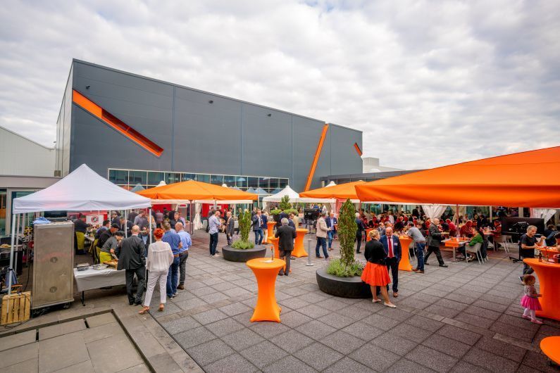 Ein Eindruck vom internationalen Kundenabend inklusive Showgrill-Event im Kasto-Innenhof. (Kasto)