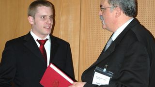 Klaus Bischoff, Vorsitzender des AK Separation Science der GDCh, überreicht den Eberhard-Gerstel-Preis im Rahmen der Analytica Conference an Dr. Jens Künnemeyer.  (Bild: LaborPraxis)