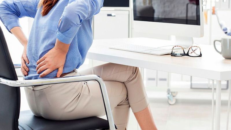 Gegen Rückenschmerzen und ähnliche, von falscher Haltung ausgehende Beschwerden: Studierenende des KIT haben den diesjährigen Wettbewerb Cosima mit ihrem neu entwickelten Haltungstrainer gewonnen. (Bild:  frei lizenziert /  Pixabay)