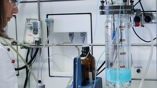 2-l-Präparationanlage beim Fraunhofer Umsicht für ein erstes Scale-up von Katalysatorsynthesen.  (Fraunhofer Umsicht)