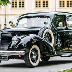 Ein Škoda Superb 3000 OHV (Typ 924) aus dem Jahr 1939. Die „3000“ deuten auf den Hubraum hin, der gegenüber den Vorgängermodellen abermals vergrößert worden war. Der Sechszylindermotor leistete nun aus 3137 cm³ 85 PS (62 kW). Bis dahinn entstand gerade einmal eine dreisteillige Zahl an Fahrzeugen. Das änderte sich mit Kriegsbeginn, als Škoda entsprechende Varianten als Kübelwagen und Kommandeurswagen an die Wehrmacht liefeter (Kfz 21, Einheits-PKW, mittlerer geländegängiger Pkw). Als Kfz 15 dient er zudem für Truppentransporte und in geringer Stückzahl als Ambulanz. (Bild:  Skoda)