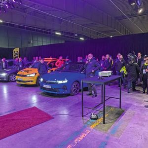 In seinem neuen Testzentrum im bayerischen Penzing führte der ADAC unterschiedliche Lichttechnologien praktisch vor. (Bild: Dominsky – VCG)