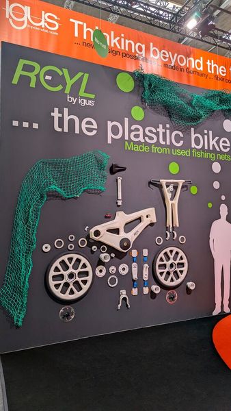 Nachhaltigkeit spielt offenbar mittlerweile auch bei der Fahrradproduktion an sich eine Rolle. Dieses hier besteht fast ausschließlich aus Kunststoff. Aus alten Fischernetzen, um genau zu sein. (Bild: Dominsky – VCG)