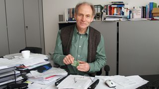 „Nach der Probennahme bekommt man dann im Idealfall nach wenigen Minuten eine Farbreaktions-Antwort.“ Prof. Frank Bier, Sprecher des Projekts „Das Taschentuchlabor - Impulszentrum für Integrierte Bioanalyse“, Fraunhofer IBMT (Bild: Fraunhofer IBMT)
