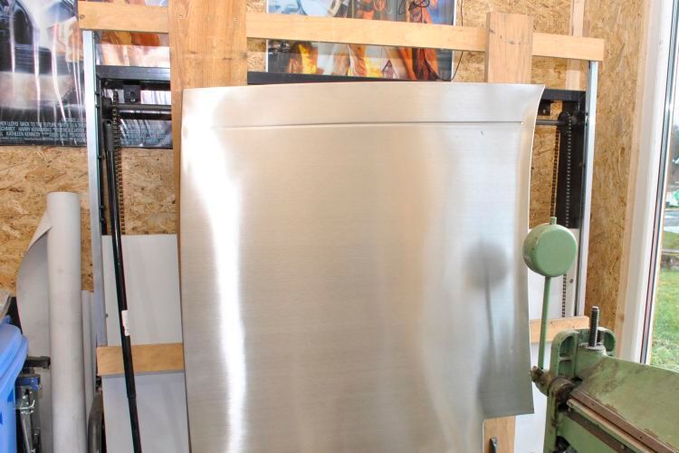 Was einst das Gestell einer alten Schultafel war, dient Anna Hirt nun als praktische Aufnahme zum Schleifen großer Edelstahlflächen wie z. B. der Motorhaube eines DeLorean. (Dominsky/»kfz-betrieb«)