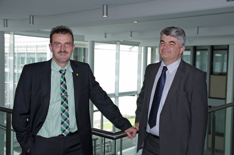 Bruno Munier (rechts), EMEA-Präsident bei Sandvik Coromant und damit verantwortlich für Europe, Middle East und Africa, und Damian Göppert, Geschäftsführer der Sandvik Tooling Deutschland GmbH, wollen den Kunden einen Mehrwert über das Werkzeug hinaus bieten. (Bild: Kroh)