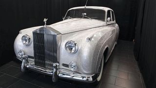 Fast eine Million Svarowski-Steine für beinah eine Million Euro: Ein Rolls Royce Silver Cloud II ist aktuell der Hingucker in der Motorworld München. (Bild: Motorworld)