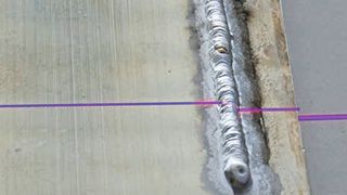 Blauer Laser auf Schweißnaht. (EVT Eye Vision Technology)