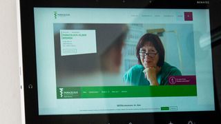 Über die hauseigenen Tablets können Patienten der Paracelsus-Klinik wichtige Informationen abrufen (Victor Lemeshko, Paracelsus-Klinik Bremen)