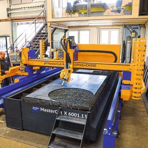 Die Firma Metallbau Mühlbacher investierte in die Baureihe Master Cut mit Technologie zum 2D- und 3D-Schneiden mittels Plasmatechnologie sowie 2D-Schneiden mittels Autogentechnologie. Die Anlage verfügt über eine Bearbeitungsfläche von 6.000 x 2.000 mm. (Bild:  Microstep)