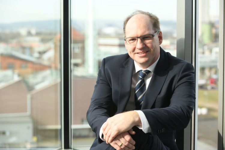 Prof. Dr. Björn Hekman ist seit dem 1. April 2019 neuer Präsident der Provadis Hochschule. Unsere Bildergalerie „In aller Kürze: Personalmeldungen aus der Prozessindustrie“ zeigt Ihnen kompakt die personellen Veränderungen in den Chefetagen der deutschen Prozess- und Chemieindustrie. Den jeweiligen passenden Beitrag finden Sie hier. (Bild: Matthias Knapp / Provadis)