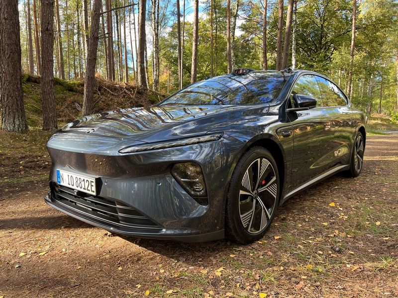 Ein 1,9 qm großen Glasdach sorgt für viel Licht im Innenraum des 5,10 Meter langen E-Autos. Während der Testfahrt mit bis zu 200 km/h über die Autobahn zeigt sich der ET 7 von seiner komfortablen Seite. Auf dem abgesperrten Testgelände präsentiert die Limousine ihre sportliche Seite: Im Sport+ Modus sprintet der 2.360 kg schwere Wagen in 3,8 Sekunden auf 100 km/h. Einen Slalom absolviert der ET 7 ohne jegliches Aufschaukeln. In 33,8 Metern kommt das E-Auto aus Tempo 100 zum Stillstand.  (Bild: Dirk Kunde/ Vogel Communications Group)