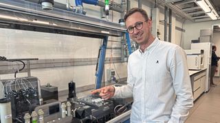 Atinary Mitgründer Loïc Roch im SwissCAT+ Labor der ETH Zürich. (Bild: Anne Richter, VCS)