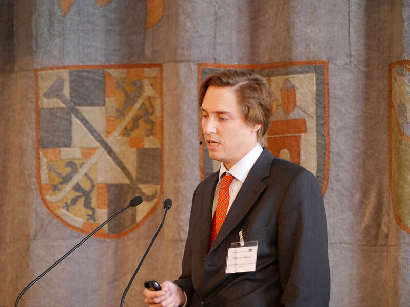 Caspar von Veltheim, Geschäftsführer der Bayern Connect GmbH, erläuterte in seinem Vortrag „Die bayerische Heimat im Internet – aber sicher mit .bayern!“ ... (Foto: Gerald Viola)