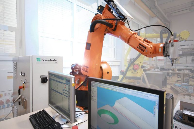 Bild 1: Fräsroboterzelle mit CAD, CNC-Steuerung, Steuerschrank und Roboterkinematik.  (Bild: IPA)