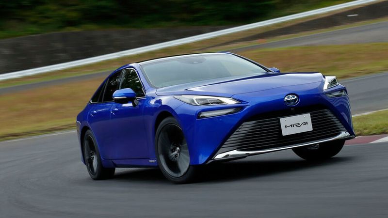 Die größten Verbesserungen gibt es beim Antrieb: Weil die Tankkapazität gewachsen und der Verbrauch gleichzeitig um 10 Prozent gesunken ist, schafft der Mirai nun rund 650 Kilometer. (Toyota)