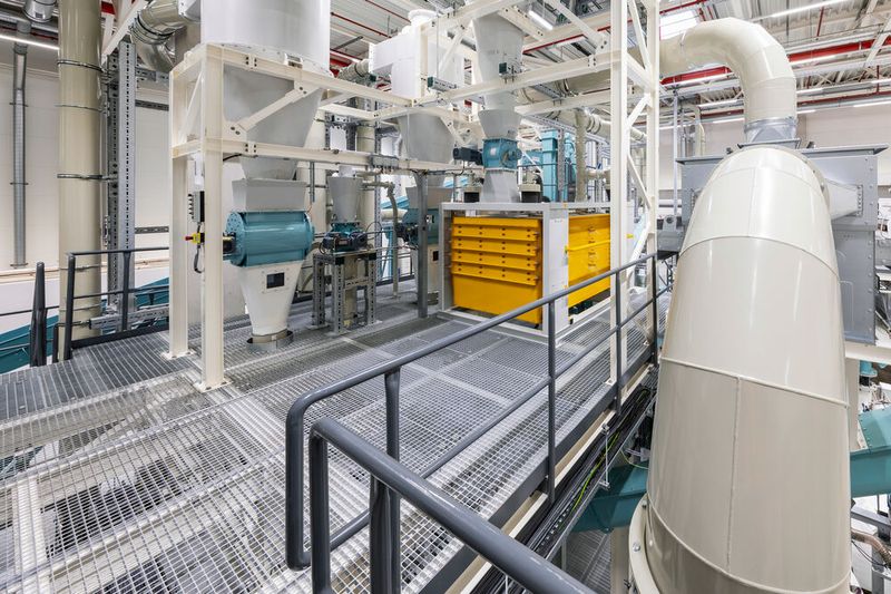 In Kuppenheim hat Mercedes-Benz die europaweit erste Batterierecycling-Anlage mit mechanischen und metallurgischen Prozessen eröffnet. Man verspricht sich eine Rückgewinnungsquote von 96 Prozent. (Bild: Mercedes-Benz)