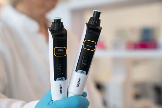 Die Switch-Pipette von Integra Biosciences kann manuell bedient, aber auch in den Modus für das Mehrfachdispensieren geschaltet werden. Ersteres ermöglicht gewohntes Pipettieren von Hand, letzteres sorgt für eine effiziente elektronische Aliquotierung. 	(Bild:  Integra Biosciences)