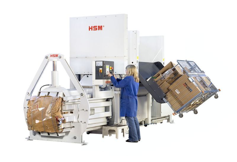 Für eine einfache und komfortable Befüllung ist die halbautomatische Kanalballenpresse AK 4014 V mit einer integrierten hydraulischen Hub-Kippvorrichtung ausgestattet. Bild: HSM (Archiv: Vogel Business Media)
