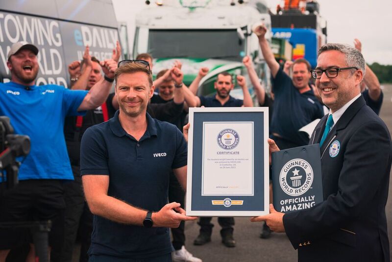 Bingo! Der Rekordversuch mit dem Iveco-„eDaily“, über 153 Tonnen zu ziehen, hat funktioniert. Das ist jetzt im Guinness-Buch der Rekorde zweifelsfrei dokumentiert.