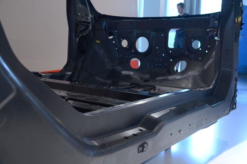 Die Fahrgastzelle des BMW i3 aus Carbon wiegt lediglich 140 kg und bietet dennoch bestmöglichen Schutz vor Unfällen. (Bild: Michel)