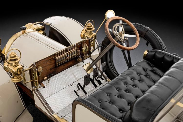 In den 1902 eingeführten Mercedes-Simplex-Modellen gab es zusätzliche Hebel am Lenkrad, über die der Fahrer essenzielle Motorfunktionen wie den Zündzeitpunkt und das Gemisch
regulieren konnte bzw. musste. (Bild: Daimler)