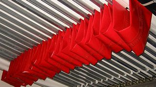 Das Schutzsystem sorgt dafür, dass gefrierendes Wasser oder Schnee herunter rutscht und sich keine Eisplatten bilden, die während der Fahrt den nachfolgenden Verkehr schädigen können.  Bild: K & M (Archiv: Vogel Business Media)