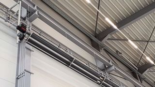 Das Strahlungsband schirmt den Torbereich ab. (Bild: Vacurant)