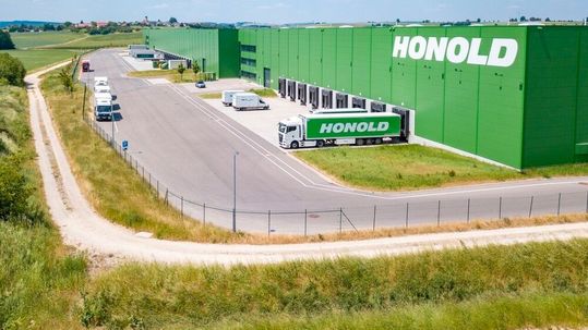 Honold hat die Marke von 1 Million Quadratmetern bei seinen Logistikflächen geknackt (hier eine Aufnahme der Betriebsanlagen in Dettingen am Albuch im württembergischen Landkreis Heidenheim).(Bild:  Honold)
