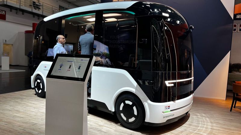 Der ein oder andere People Mover lud zum Einstieg ein, zum Beispiel von VDK Groep und Schaeffler ...  (Bild: Simon – VCG)