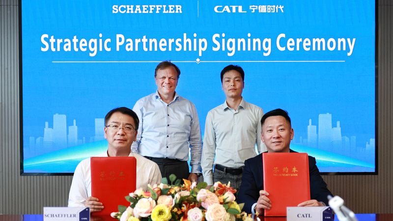 Vorne (v. l. n. r.): Dr. Xiangbin Chen, President E-Mobility Schaeffler Greater China, und Oscar Luo, Executive President und Head of Global Business Development bei CATL; hinten (v. l. n. r.): Thomas Stierle, Vorstand E-Mobility der Schaeffler AG, und Dr. Bruce Li, Executive President Quality Systems bei CATL.(Bild:  CATL)