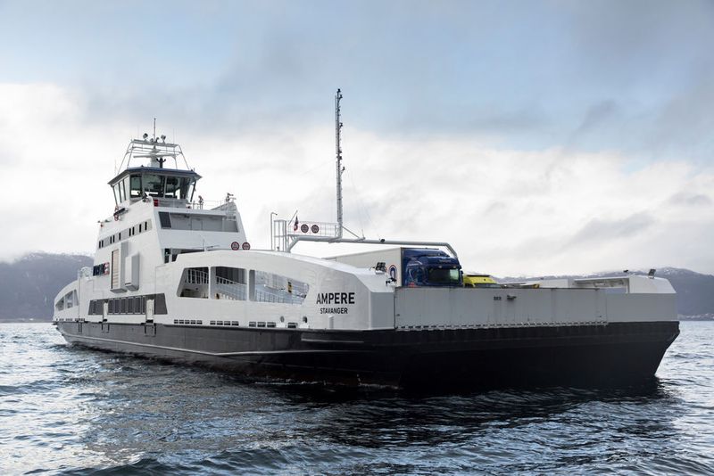 Siemens nahm in Kooperation mit dem Schiffbauer Fjellstrand Anfang 2015 die weltweit erste elektrische Auto- und Passagierfähre Ampere in Betrieb. Mit ihren drei Batteriepaketen, eines an Bord und eines in jedem Hafen, fährt sie vollständig emissionsfrei. (Siemens)