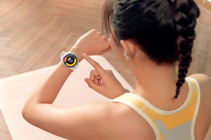 Die Xiaomi Watch S1 Active verfügt zudem über eine magnetische Ladefunktion.  (Xiaomi)