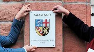 Auch im digitalen Zeitalter braucht man noch ein Türschild. Finanzstaatssekretär Dr. Axel Spies (r.) überreichte es Direktor Dr. Hanno Thewes zum offiziellen Start des IT-DLZ (Bild: IT-DZ Saarland)