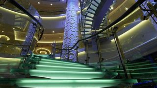 LED-Beleuchtungen tauchen Treppenhäuser auf dem Schiff in vielfältige Farben. (Bild: Rittal)