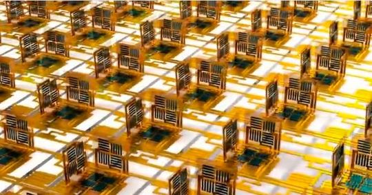 Hochintegrierte Magnetfeldsensoren in Matrix-Anordnung falten sich automatisch zu dreidimensionalen Sensorpixeln auf, die ein magnetisches Vektorfeld mit hoher Ortsauflösung detektieren können.(Bild:  TU Chemnitz)