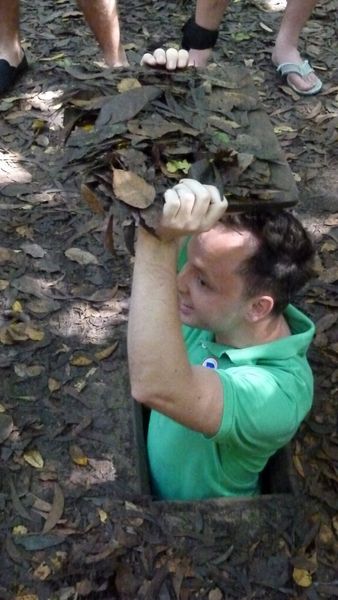 Gerade so, passt Aetka-Partner Sascha Meierkord in den Vietcong-Tunnel. (Bild: Aetka)