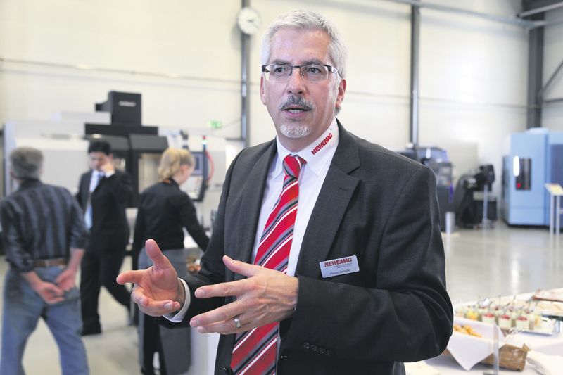 P. Zehnder: «Bevor die Maschine zum Kunden geht, kann er sie gemeinsam mit uns testen und sein Werkstückspektrum einfahren. Wir richten die Fertigungsanlagen fixfertig ein, wenn nötig inklusive CAM-Programmierung und Teilehandling.» (Bild: M. Böhm)