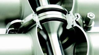 Die Dichtungen kommen nicht nur mit Zwischen- und Endprodukten in Kontakt, sondern auch mit Dampf, Heißwasser oder speziellen Chemikalien, die in den Reinigungsprozessen dieser Industriezweige verwendet werden. (Bild: Trelleborg)