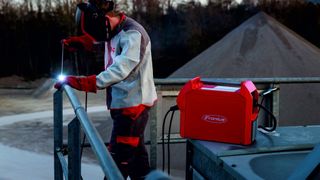 Bereit für jede Herausforderung: Die Ignis 250 ermöglicht jederzeit und überall flexibles Lichtbogenhandschweißen – auch in höheren Leistungsbereichen.  (Bild: Fronius)