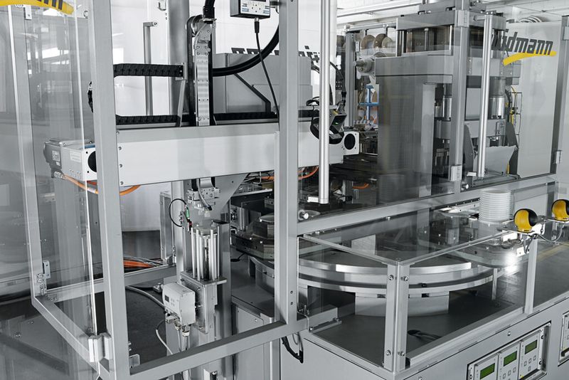 In die Gesamtanlage integriertes High-Speed T-Portal: Das Pick & Place-System ist mit seiner Taktzeit von 670 ms dynamischer als konventionelle Linienportale und skalierbar auf jeden Hub. (Bild: Festo)