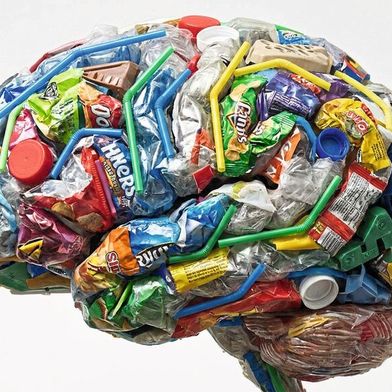 Im Gehirn reichern sich 7- bis 30-mal höhere Mikroplastik-Konzentrationen an als in Leber oder Niere. Die höchste Belastung zeigen Studien bei Spendern mit Demenz. (Symbolbild) (Bild: Gemini / KI-generiert)