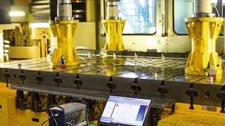 Hydraulische Presse mit vier Belastungssäulen, Kraftmesseinrichtung, taktilem Messbalken und laser-optischem Koordinatenmesssystem. (Bild: Fraunhofer-IWU)