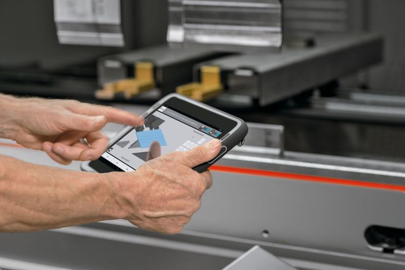 Die Bedienoberfläche By Vision Bending können Anwender auf Wunsch auch mit einem Tablet ansteuern. So lassen sich einzelne Parameter am Biegeprozess bequem verändern. (Bystronic)